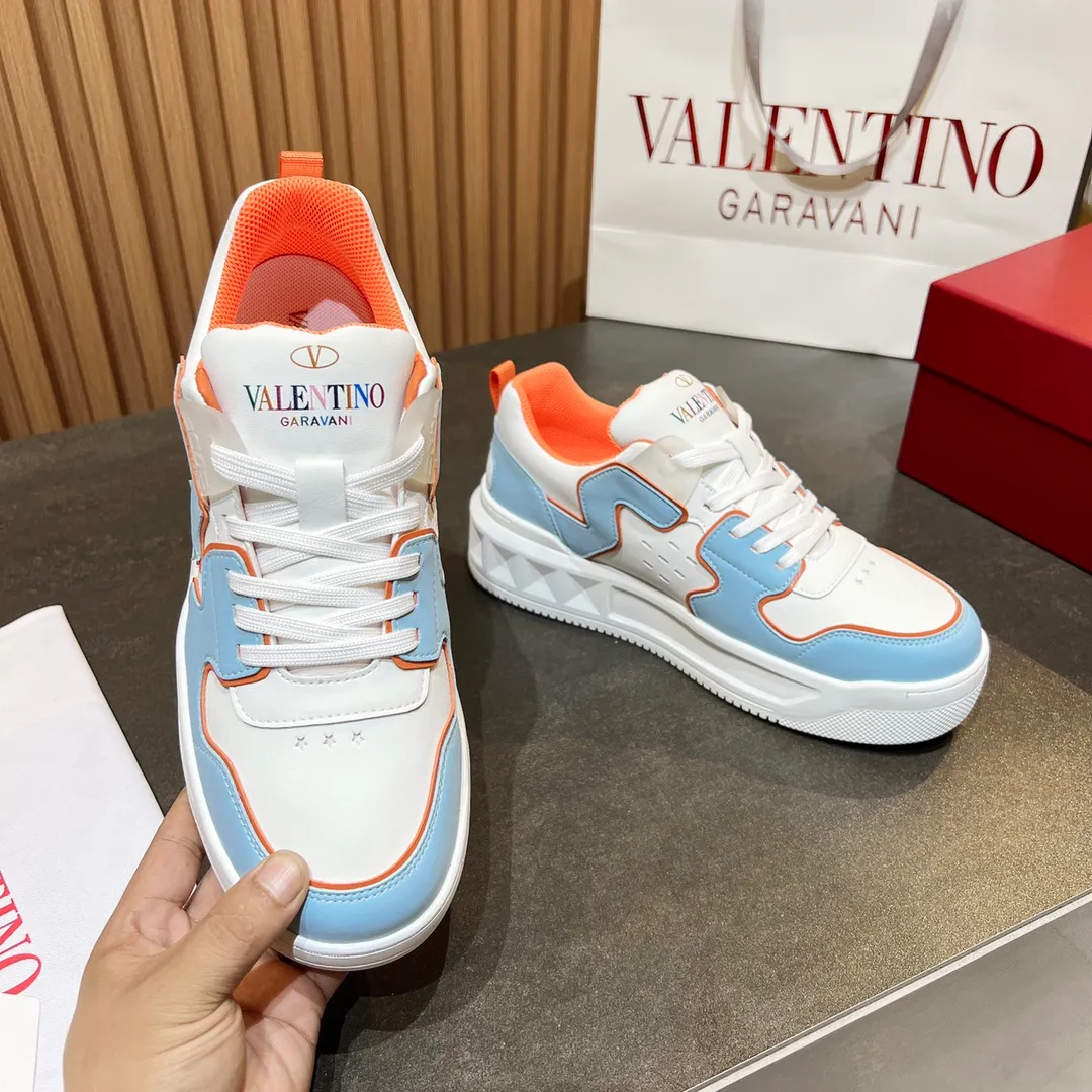 👟👟Ex-factory price 660👟👟 𝑽𝒂𝒍𝒆𝒏𝒕𝒊𝒏𝒐Valentino 𝑶𝒏𝒆𝑺𝒕𝒖𝒅 Couple casual sports shoes series Valentino 2024 new couple sports shoes are on sale. The original ZP was purchased and dismantled. Repeated pattern making and modification. I tried my best to restore it one to one! Top luxury masterpiece Signature five-pointed star design Soft and comfortable genuine leather with contrasting colors brings excellent and elegant texture and excellent on-foot comfort Top purchasing version upper: imported calfskin surface/original oil edge craftsmanship Outsole: original development 𝐓𝐏𝐔 two-color combination outsole Packaging: original configuration complete package Code number: 34-𝟒𝟓